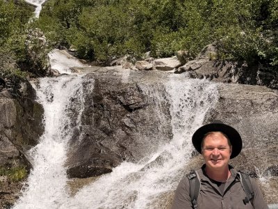 Wasserfall und krasser Kerl