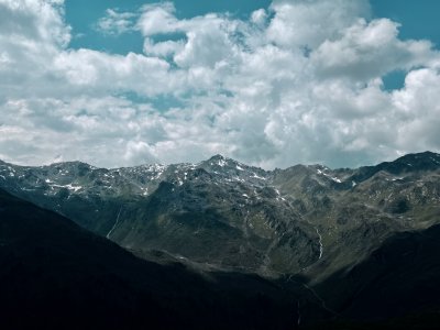 Dramatische Bergkulisse