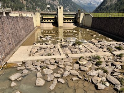 Ziemlich Ebbe mit Wasser in der Sperre.